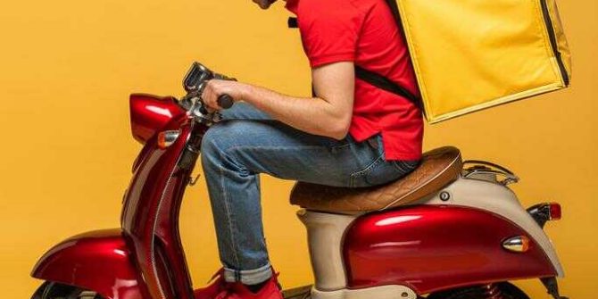 Ételfutár egy robogón, ami a legnépszerűbb diákmunka Budapesten