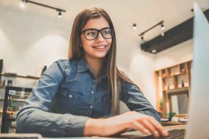 Kezdő munkaerő dolgozik egy laptop előtt egy irodában