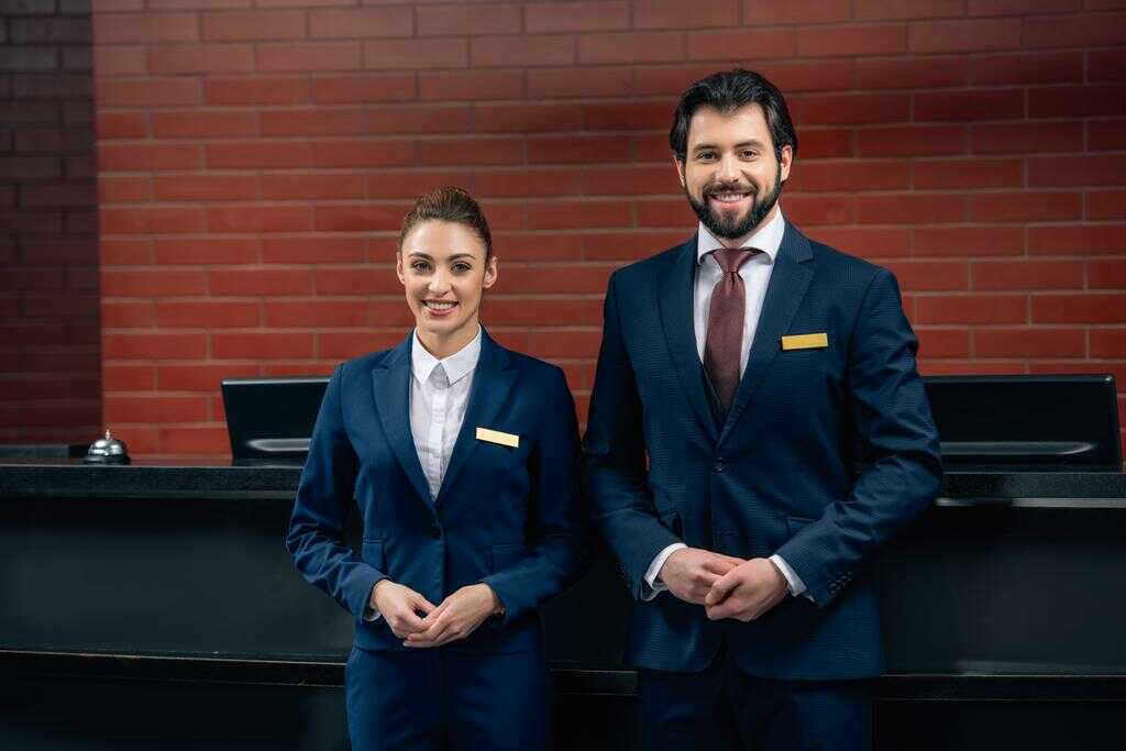 Hostess diákmunkások egy hotel recepciójánál