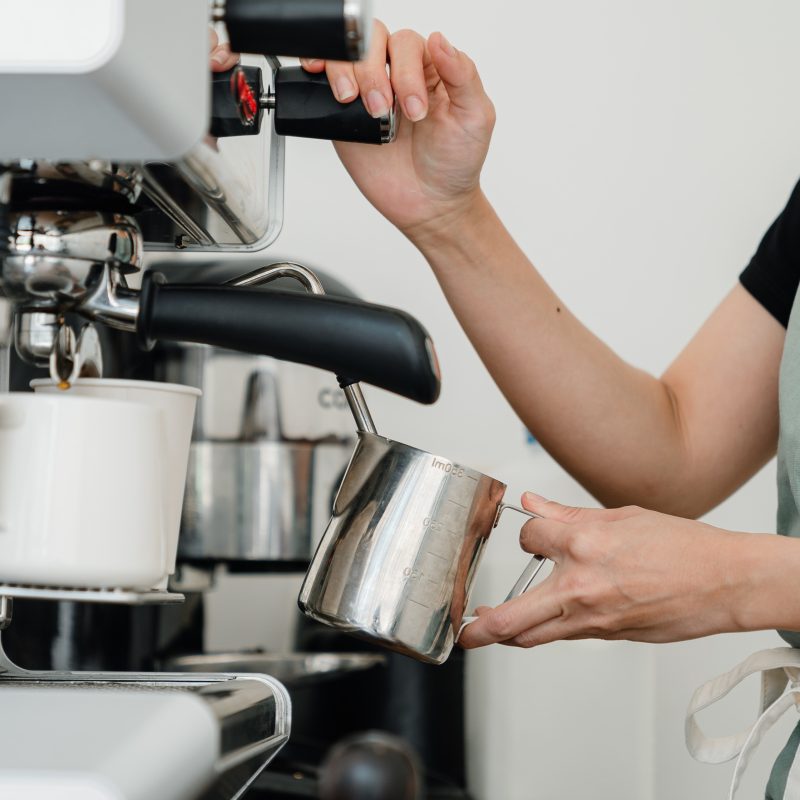 Vendéglátós munkát végző diák kávét főz