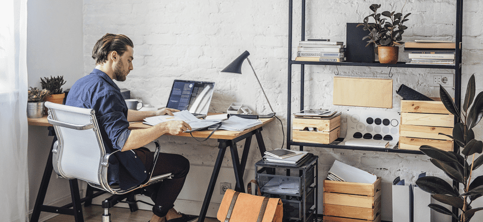 nyugodt környezetben home office-ban dolgozó diák