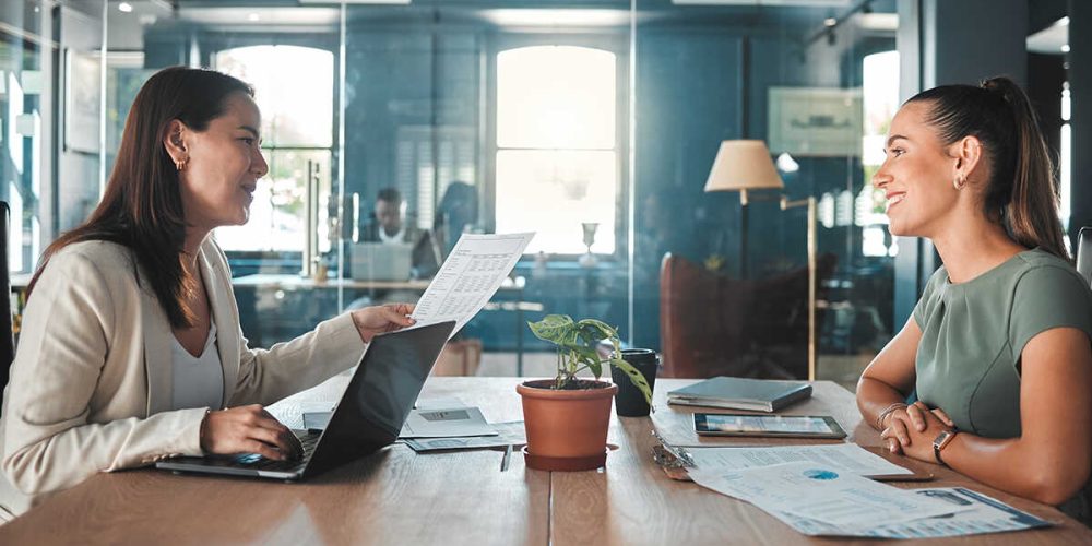 interjúztató kérdéseket tesz fel az interjúzónak egy irodában