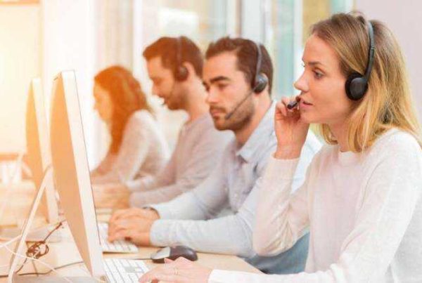 telefonos ügyintéző dolgozók kommunikálnak az ügyfelekkel egy irodában