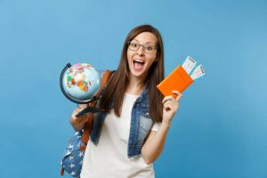 Diákkedvezmény utazáshoz, amit egy fiatal lány kezében a jegye és egy földgömb szimbolizál