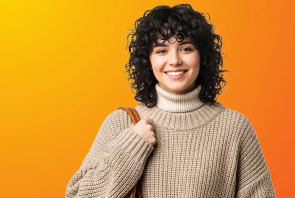 Gyakornoki diákmunkát végző egyetemista lány iskolatáskával