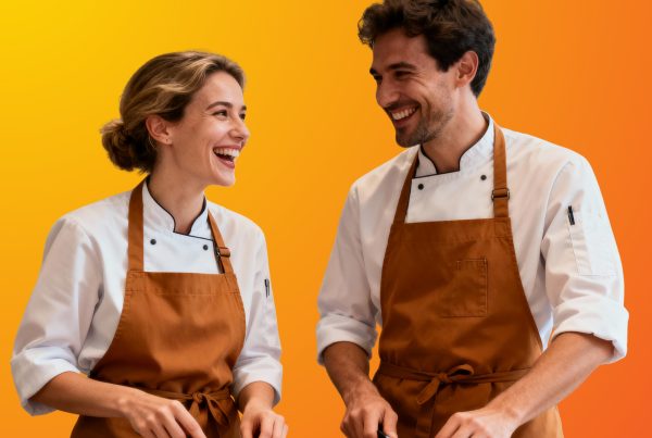 Fiatal diákmunkás pár vendéglátós munkakörben egy konyhában -illusztráció az alkalmi diákmunka előnyeiről.