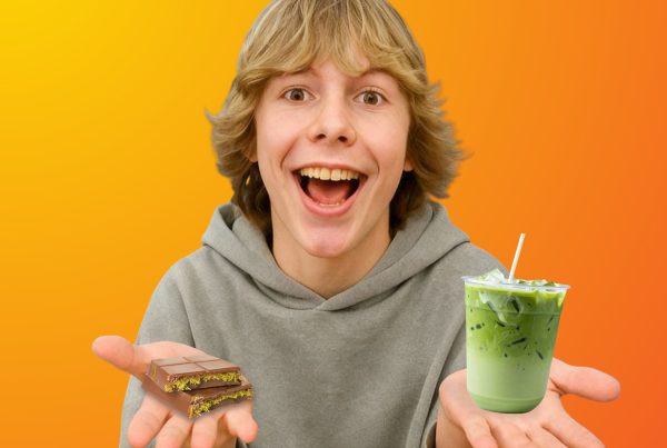 2025 trendjei: Egy srác tört Dubai csokoládéval és jeges matcha lattéval a kezében