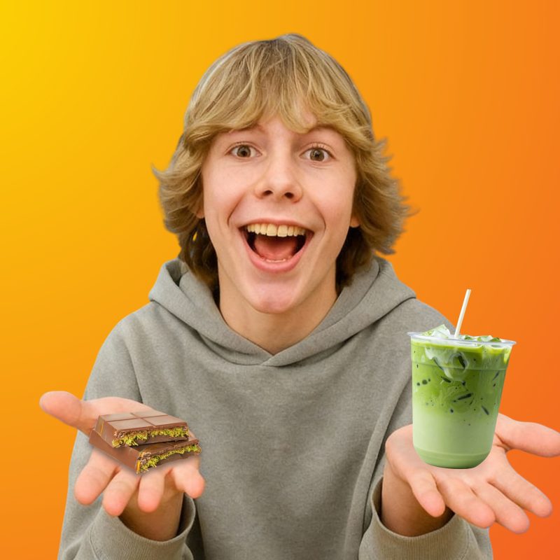 2025 trendjei: Egy srác tört Dubai csokoládéval és jeges matcha lattéval a kezében